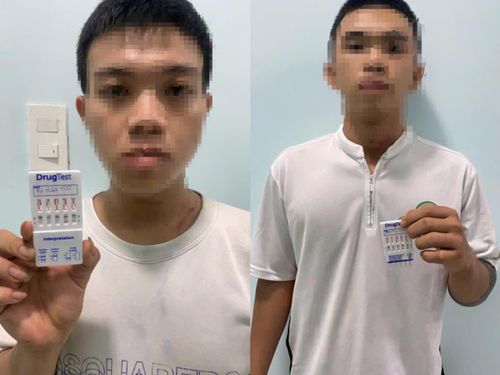 Hai “con nghiện” H.T.T và P.H.H tại cơ quan Công an.