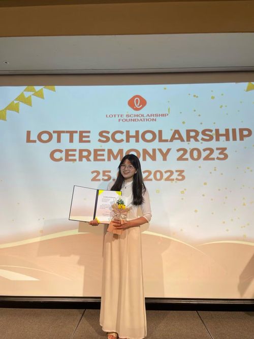 Thùy Dương rạng rỡ nhận học bổng 'Lotte Scholarship Foundation', năm 2023.
