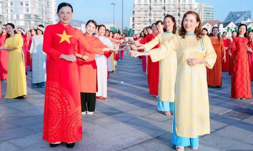  Phụ nữ trình diễn áo dài tại quảng trường Tam Thắng. Ảnh: Minh Tâm 