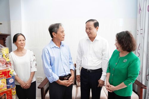 Phó Chủ tịch Thường trực HĐND TPHCM Nguyễn Văn Thọ và Bí thư Đảng ủy phường Tân Thuận Hàng Thị Thu Nga thăm hỏi ông Phạm Anh Tài