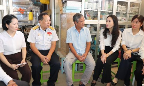  Đoàn Nhà Văn hóa Phụ nữ TPHCM thăm hỏi, trò chuyện cùng ông Trần Ngọc Cảnh. Ảnh: THÁI PHƯƠNG 