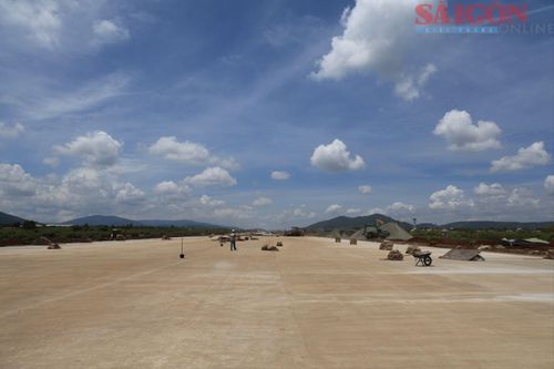 Đường cất hạ cánh sân bay Liên Khương hoàn thành phần xây dựng bê tông