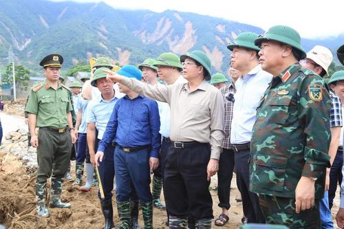Đoàn công tác của Chính phủ do Phó Thủ tướng Hồ Quốc Dũng làm trưởng đoàn, kiểm tra việc khắc phục thiên tai ở xã Mường Than, sáng 21-7. Ảnh: UBND XÃ MƯỜNG THAN