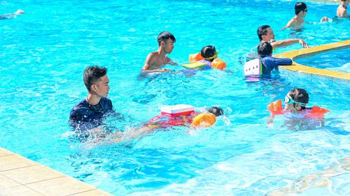  Lớp huấn luyện bơi cho trẻ em, chiều 21-7 