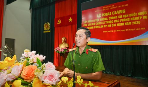  Thượng tá Nguyễn Chí Thành, Phó Trưởng phòng Cảnh sát PCCC và CNCH, Công an TPHCM phát biểu khai giảng lớp huấn luyện bơi 