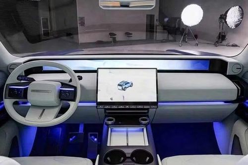 Freelander 8 sử dụng hệ truyền động mở rộng phạm vi hoạt động (EREV), kết hợp máy xăng 4 xi-lanh, tăng áp, dung tích 1.5L đóng vai trò máy phát điện với công suất tối đa 154 mã lực và pin 3 thành phần CATL Freevoy có dung lượng 60,331 kWh. Theo Chery - Jaguar Land Rover, xe có phạm vi hoạt động thuần điện đạt 221 km theo tiêu chuẩn WLTC.