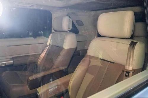 Liên doanh iên doanh Chery - Jaguar Land Rover cũng cho biết Freelander 8 được trang bị kiến trúc điện 800 V, hỗ trợ sạc 6C với công suất sạc tối đa 350 kW. Hệ thống khung gầm bao gồm 3 chức năng khóa vi sai, hệ thống treo khí nén hai buồng kín và hệ thống quản lý địa hình i-ATS.