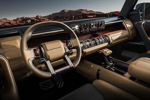 Bất chấp những thay đổi ở phần đầu, tổng thể mẫu SUV vẫn giữ kiểu dáng vuông vức đặc trưng của dòng xe địa hình. Xe sở hữu cản trước ngắn nhằm tăng góc tiếp cận, hốc bánh mở rộng để lắp lốp địa hình cỡ lớn, cùng các tấm ốp bảo vệ thân xe mang phong cách khỏe khoắn.