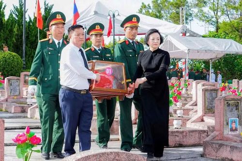 Lãnh đạo Chính phủ, Quân khu 4 và tỉnh Nghệ An an táng liệt sĩ quân tình nguyện và chuyên gia Việt Nam hy sinh trên đất nước bạn Lào, được quy tập trong mùa khô 2025 - 2026.