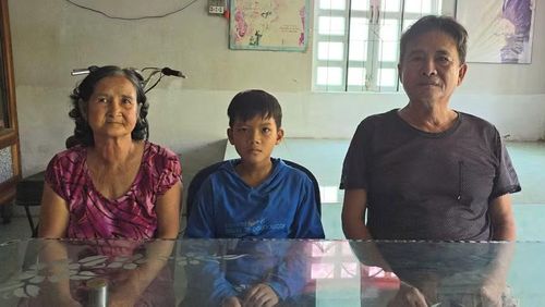 Bằng và ông bà nội sau một chuyến bán bánh mì đắt hàng.