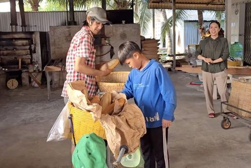 Vợ chồng anh Nguyễn Văn Hòa và chị Đoàn Thị Hồng Nhung - chủ lò bánh mì thương Bằng như con ruột, tạo mọi điều kiện cho cậu bé tích cóp từng đồng để mua sách vở, đồng phục.
