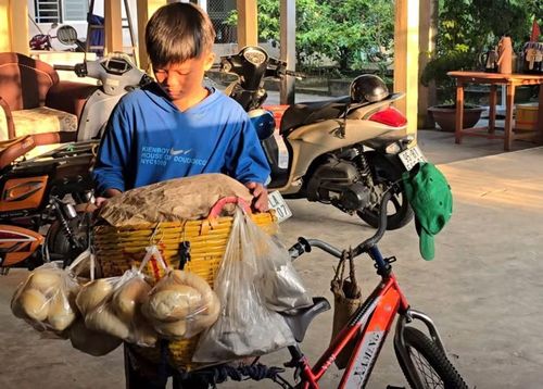 Những vật dụng kiếm tiền của Bằng từ chiếc xe đạp đến chiếc giỏ và những chiếc bánh mì đều nhỏ bé như cậu.