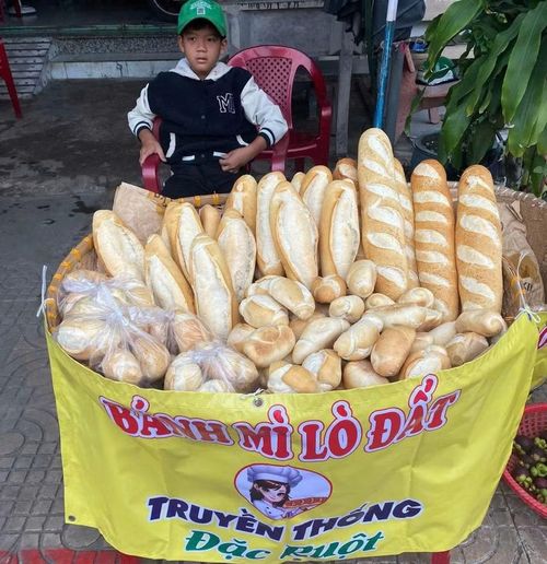 Lúc chưa đạp xe bán bánh mì, Bằng ngồi bán ở chợ nhưng không đắt hàng.
