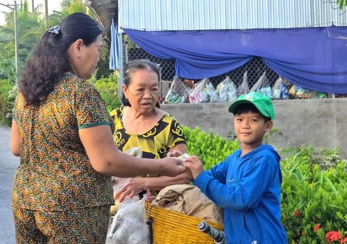 Niềm vui đơn giản của Bằng là bán xong sớm và về nhà với ông bà nội.