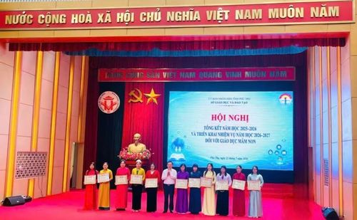 Ông Trịnh Thế Truyền - Giám đốc Sở GD&amp;ĐT Phú Thọ trao tặng Giấy khen cho 11 tập thể.
