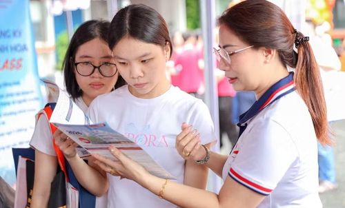 Chuyên gia tư vấn tuyển Trường Đại học Ngân hàng TPHCM trao đổi với thí sinh. Ảnh: HUB.
