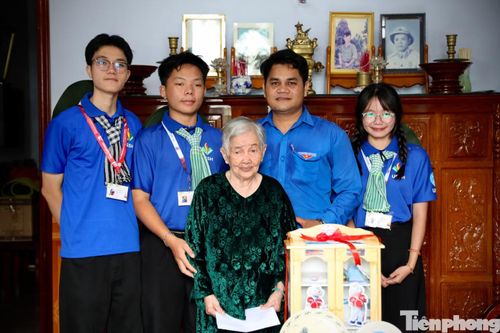  Bên cạnh tuyên truyền, anh còn tích cực thực hiện công tác chăm lo cho người nghèo, các hoạt động "đền ơn đáp nghĩa" và chăm lo gia đình chính sách. Trong ảnh: Anh Y A Rôn cùng thanh niên tình nguyện thăm hỏi, tặng quà Mẹ Việt Nam anh hùng Nguyễn Thị Xuân ở thôn Đắk Xuân dịp kỷ niệm Ngày Thương binh - Liệt sĩ 27/7. 