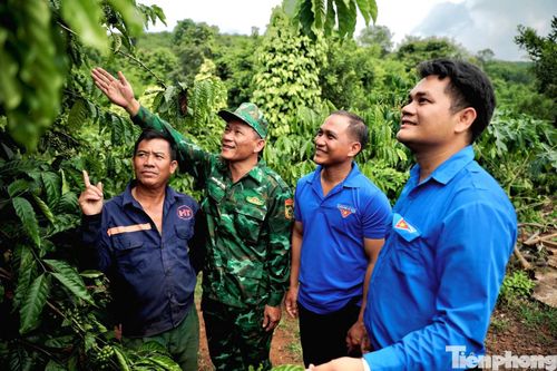 Anh đến từng hộ dân tuyên truyền chủ trương, chính sách giảm nghèo, vay vốn và vận động bà con phát triển kinh tế, xây dựng nếp sống văn hóa. Nhờ đó, nhiều gia đình đã thoát nghèo, thanh niên có thêm cơ hội lập nghiệp, nếp sống văn minh dần hình thành và bon làng ngày càng khởi sắc.