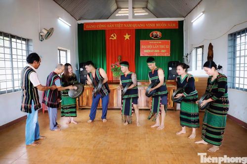 Đặc biệt, năm 2021, anh Y A Rôn đã vận động thành lập Câu lạc bộ cồng chiêng liên bon Bu Đắk - Sar Pa với 31 thành viên, kết nối nghệ nhân truyền dạy và duy trì sinh hoạt 4-5 lần/tháng.