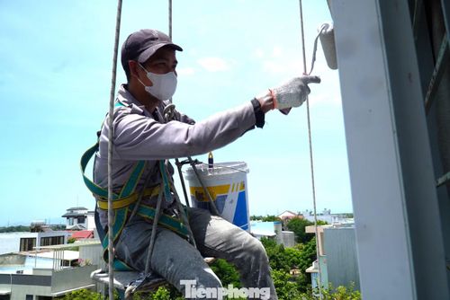 Công việc đầu đội trời, chân...không đạp đất không phải ai cũng dám làm. Anh Danh (30 tuổi, Đà Nẵng) cho hay đã gắn bó nhiều năm, giờ không còn "run" khi treo mình trên những tòa nhà.