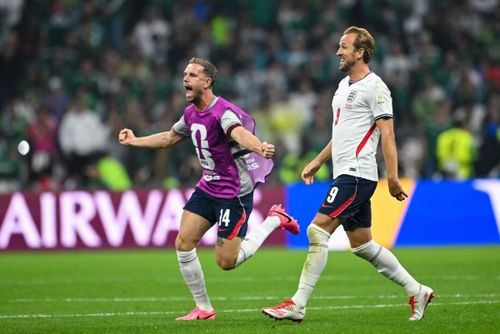 4. Jordan Henderson gãy tay khi ăn mừng: Sau chiến thắng của Anh trước Mexico ở vòng 16 đội, Jordan Henderson chạy về phía khán đài chia vui với người hâm mộ. Tiền vệ kỳ cựu cố nhảy qua bảng quảng cáo nhưng tính toán sai động tác, dẫn đến gãy tay trái và không thể tiếp tục thi đấu trong phần còn lại của World Cup.