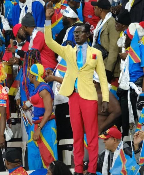 13. "Bức tượng sống" của CHDC Congo: Michel Nkuka Mboladinga, cổ động viên nổi tiếng với màn đứng bất động mô phỏng tượng đồng của cựu Thủ tướng Patrice Lumumba, cuối cùng cũng xuất hiện tại World Cup sau khi bỏ lỡ trận đầu tiên của CHDC Congo vì các quy định liên quan đến Ebola. Vấn đề thị thực sau đó khiến ông không thể đến Atlanta xem trận vòng 32 đội gặp Anh và một cổ động viên trẻ tên Enock Kabwende đã thay thế ông thực hiện màn cổ vũ đặc biệt.