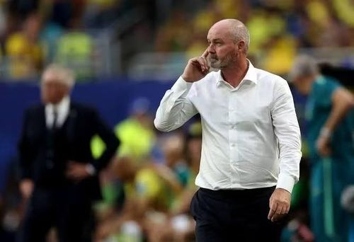 5. Steve Clarke không muốn trả lời phỏng vấn: Trái ngược với sự náo nhiệt của người hâm mộ Scotland, HLV Steve Clarke nhiều lần thể hiện sự không hài lòng với việc phải trả lời phỏng vấn ngay sau trận. Sau thất bại 0-3 trước Brazil, cuộc phỏng vấn của ông chỉ kéo dài 22 giây. Trước đó, sau trận thua Morocco, Clarke cũng công khai đặt câu hỏi về sự cần thiết của những cuộc phỏng vấn trên sân.