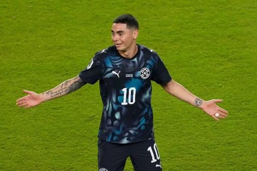 3. Cầu thủ đầu tiên nhận án phạt vì che miệng: Miguel Almiron của Paraguay là cầu thủ đầu tiên vướng vào quy định mới liên quan đến việc che miệng khi trao đổi trên sân. Anh bị truất quyền thi đấu ngay trước giờ nghỉ trong trận gặp Thổ Nhĩ Kỳ sau phản ứng từ đối phương, trong khi cách xử lý quyết liệt của trọng tài Iván Barton cũng trở thành chủ đề bàn luận.