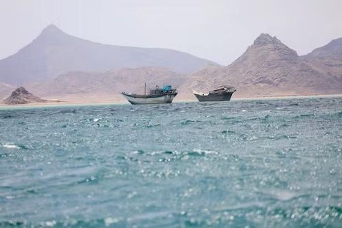 Những chiếc thuyền neo đậu gần bờ biển Bab el-Mandeb, Yemen, ngày 2/4/2026. Ảnh: Reuters.