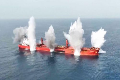 Video do Houthi ở Yemen công bố năm 2025 cho thấy khoảnh khắc họ tấn công tàu chở hàng rời mang cờ Liberia, thuộc sở hữu của Hy Lạp, có tên là Magic Seas. Ảnh cắt từ video: CBS News.