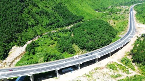 Theo Ban Quản lý dự án đường Hồ Chí Minh, đến nay công trình đã hoàn thành cơ bản các hạng mục chính. Để bảo đảm tiến độ, chủ đầu tư huy động 62 mũi thi công, gồm 12 mũi trên tuyến chính và 50 mũi cầu, cùng 76 kỹ sư, 371 công nhân, lái xe và hàng trăm thiết bị cơ giới hoạt động liên tục trên công trường.
