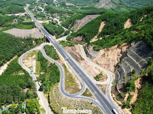 Công tác giải phóng mặt bằng tuyến chính đã hoàn thành 100%. Đối với hệ thống đường gom, địa phương đã bàn giao mặt bằng cho 8 trong số 10 hộ dân bị ảnh hưởng, phần còn lại dự kiến hoàn tất trong thời gian tới.
