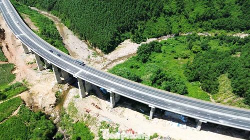 Theo ông Hiệp, dự án hiện bước vào giai đoạn hoàn thiện cuối cùng để kịp bàn giao tuyến chính. Đối với các hạng mục bổ sung vừa được Bộ Xây dựng phê duyệt, Ban QLDA sẽ tiếp tục đôn đốc triển khai nhằm hoàn thành toàn bộ dự án vào cuối năm 2026.