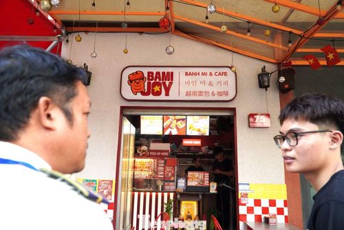 Chỉ đi một đoạn đường ngắn, lực lượng chức năng ghi nhận hàng loạt biển hiệu "trắng" tiếng Việt.