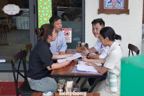 Lực lượng chức năng đã làm việc, lập biên bản với các cơ sở có biển hiệu trái quy định. Đại diện một số nhà hàng, cơ sở làm đẹp cho hay do nguồn khách chủ yếu là du khách nước ngoài, cộng với việc không tìm hiểu kỹ quy định khi làm biển hiệu nên họ "quên" ghi tiếng Việt.