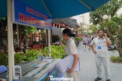 Trước đó, lãnh đạo thành phố Đà Nẵng đã yêu cầu UBND các xã, phường, đặc khu, đặc biệt tại các phường có số lượng khách du lịch nước ngoài đến tham quan, lưu trú lớn như Hải Châu, An Hải, Ngũ Hành Sơn, Sơn Trà, Hội An, Hội An Đông, Hội An Tây... khẩn trương kiểm tra, rà soát và chấn chỉnh tình trạng biển hiệu, bảng quảng cáo sử dụng tiếng, chữ nước ngoài không đúng quy định.