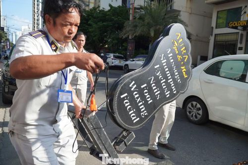 Những biển hiệu vừa "trắng" tiếng Việt, vừa đặt để lấn chiếm vỉa hè bị "dẹp" ngay trong chiều.