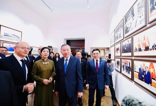 Tổng Bí thư Tô Lâm và Phu nhân cùng các đại biểu tham quan Phòng lưu niệm Chủ tịch Hồ Chí Minh với ngành dầu khí Việt Nam - Azerbaijan, tháng 5/2025.