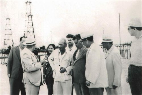 Chủ tịch Hồ Chí Minh trong chuyến thăm khu công nghiệp dầu lửa Baku, Azerbaijan, ngày 23/7/1959.