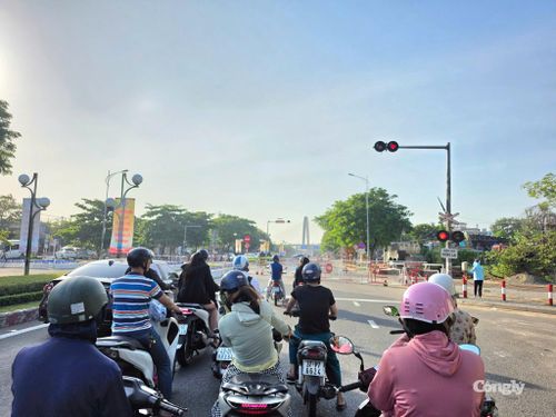 Người dân chấp hành tín hiệu đèn giao thông khi tham gia giao thông trên địa bàn TP Đà Nẵng.