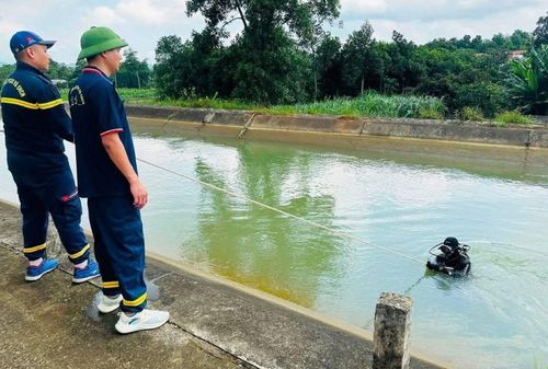 Lực lượng chức năng tổ chức cứu hộ, tìm kiếm nạn nhân đuối nước