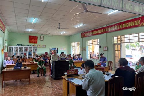 Quang cảnh phiên tòa lưu động xét xử các vụ án về ma túy và sử dụng trái phép vũ khí quân dụng, thu hút đông đảo người dân đến theo dõi.
