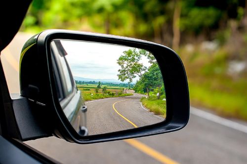 Điểm mù khi lái xe là một trong những nguyên nhân tiềm ẩn gây ra nhiều vụ tai nạn giao thông nghiêm trọng. Ảnh: Mirrow Car