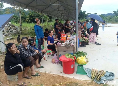 Người dân mang những sản vật "cây nhà lá vườn" đến chợ bán. Ảnh: Lê Dương