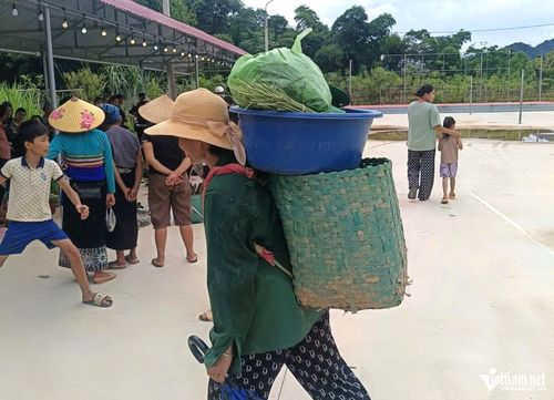 Người dân gùi hàng ra chợ phiên để bán. Ảnh: Lê Dương