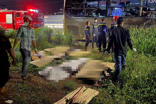 Lực lượng chức năng đưa các thi thể ra ngoài. Ảnh: A.X