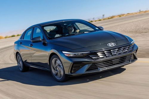 Phiên bản Hyundai Elantra Hybrid đạt tổng điểm gần tương đương Honda Civic Hybrid. Ảnh: Car And Driver