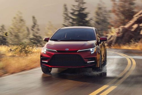 Toyota Corolla từ lâu đã được xem là biểu tượng của sự bền bỉ và tiết kiệm trong phân khúc sedan cỡ C. Ảnh: Green Car Report