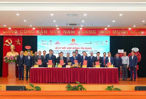 Đại diện Công ty TNHH BOT Sài Gòn - Mỹ Thuận cùng đại diện các ngân hàng hợp vốn thực hiện nghi thức ký kết hợp đồng cho vay