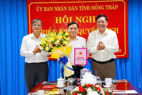 Chủ tịch UBND tỉnh Đồng Tháp Phạm Thành Ngại trao Quyết định bổ nhiệm và Phó Trưởng Ban Tổ chức Tỉnh ủy Đỗ Quốc Chương tặng hoa chúc mừng đồng chí Ngô Huỳnh Quang Thái. (Ảnh: dongthap.gov.vn)